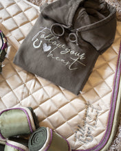 Laden Sie das Bild in den Galerie-Viewer, "Follow your heart" Hoodie Olive Grün - Biniebo