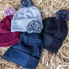 Laden Sie das Bild in den Galerie-Viewer, Mütze mit Pommel personalisiert - Biniebo